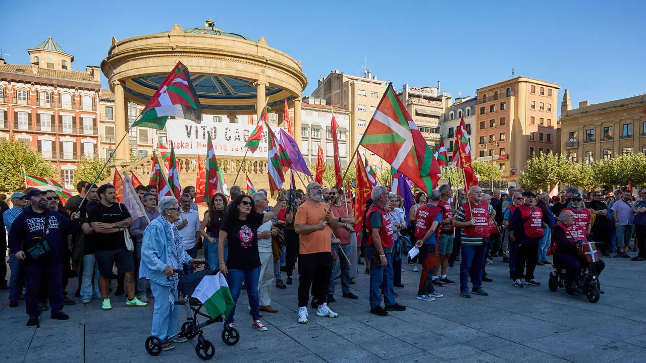 Concentraci&oacute;n de colectivos, sindicatos, movimientos juveniles y de pensionistas contra la visita del agitador de ultraderecha Vito Quiles a Pamplona. NAVARRA.COM
