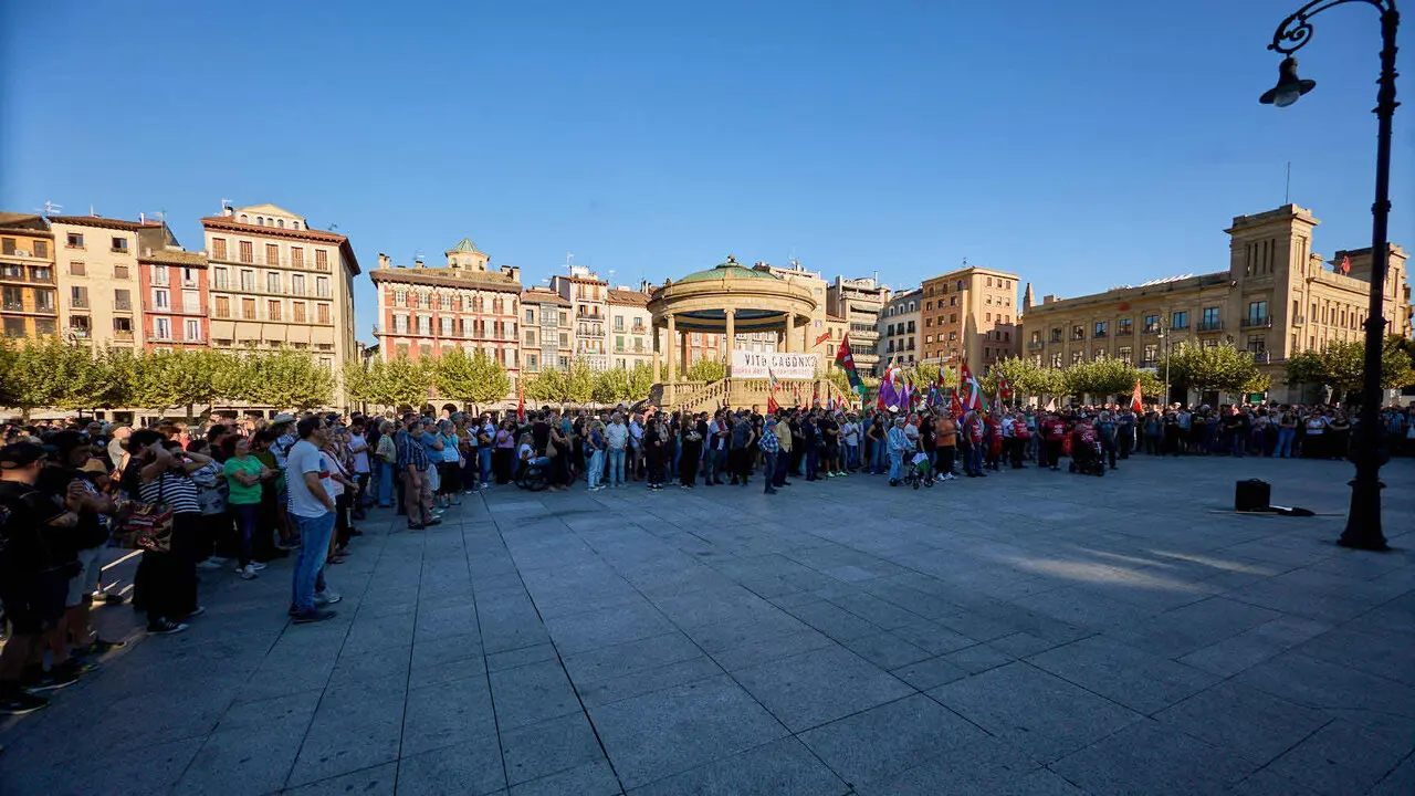 Concentraci&oacute;n de colectivos, sindicatos, movimientos juveniles y de pensionistas contra la visita del agitador de ultraderecha Vito Quiles a Pamplona. NAVARRA.COM