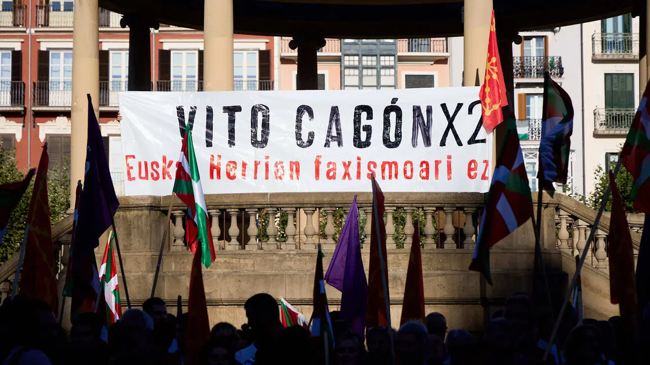 Concentraci&oacute;n de colectivos, sindicatos, movimientos juveniles y de pensionistas contra la visita del agitador de ultraderecha Vito Quiles a Pamplona. NAVARRA.COM