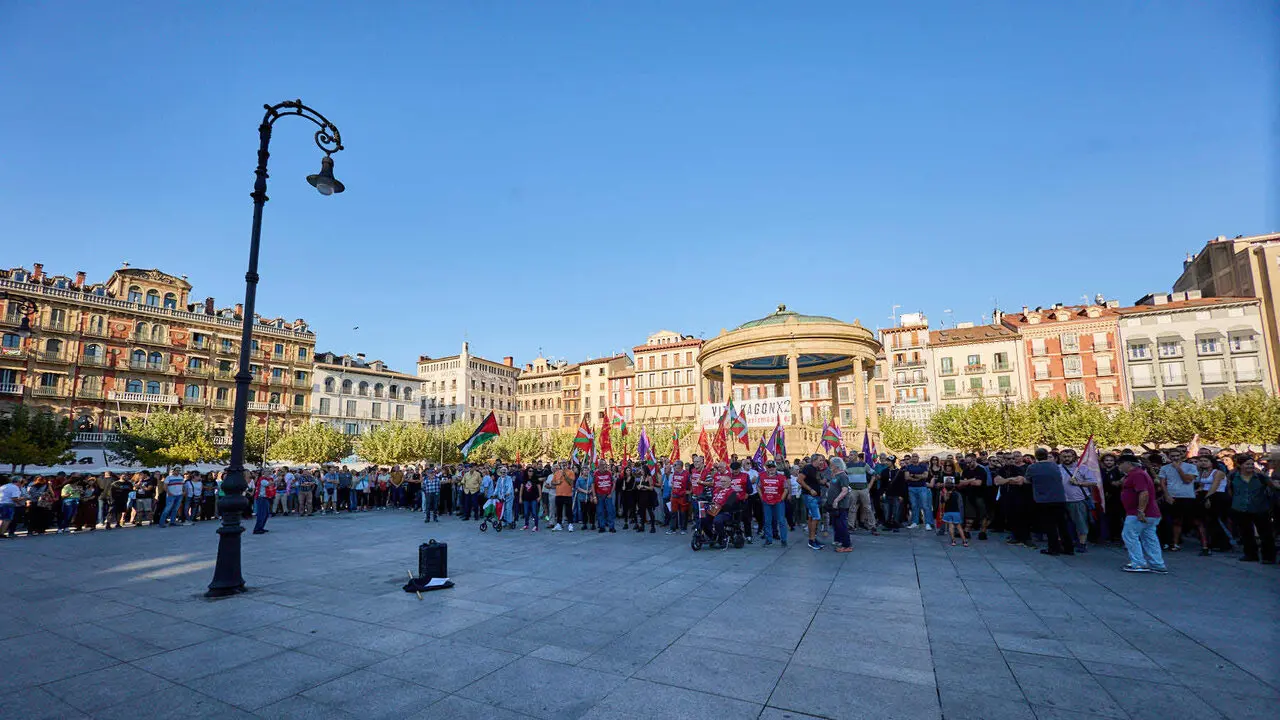 Concentraci&oacute;n de colectivos, sindicatos, movimientos juveniles y de pensionistas contra la visita del agitador de ultraderecha Vito Quiles a Pamplona. NAVARRA.COM