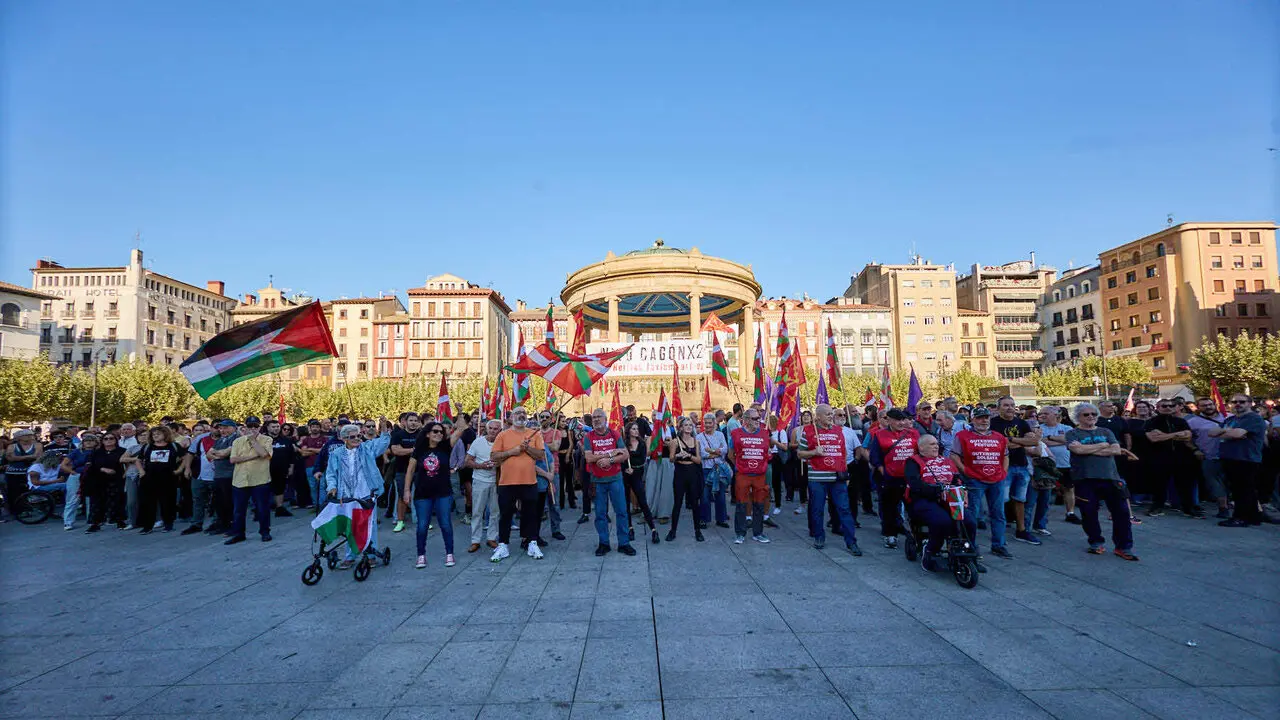 Concentraci&oacute;n de colectivos, sindicatos, movimientos juveniles y de pensionistas contra la visita del agitador de ultraderecha Vito Quiles a Pamplona. NAVARRA.COM