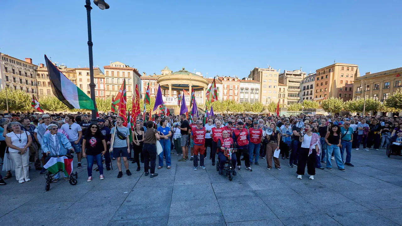Concentraci&oacute;n de colectivos, sindicatos, movimientos juveniles y de pensionistas contra la visita del agitador de ultraderecha Vito Quiles a Pamplona. NAVARRA.COM
