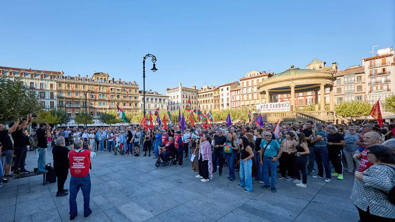 Concentraci&oacute;n de colectivos, sindicatos, movimientos juveniles y de pensionistas contra la visita del agitador de ultraderecha Vito Quiles a Pamplona. NAVARRA.COM