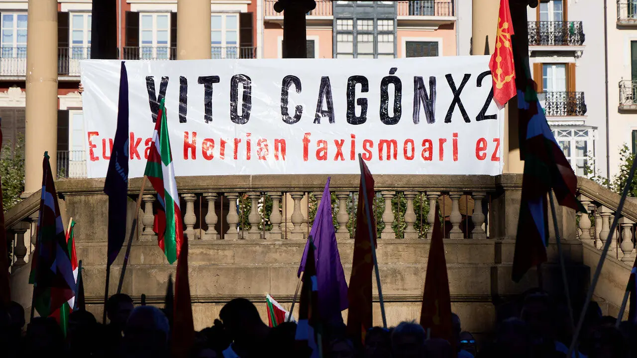 Concentraci&oacute;n de colectivos, sindicatos, movimientos juveniles y de pensionistas contra la visita del agitador de ultraderecha Vito Quiles a Pamplona. NAVARRA.COM