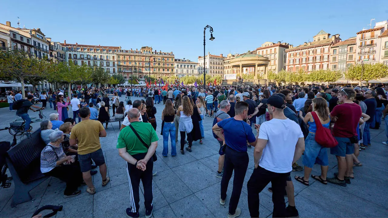 Concentraci&oacute;n de colectivos, sindicatos, movimientos juveniles y de pensionistas contra la visita del agitador de ultraderecha Vito Quiles a Pamplona. NAVARRA.COM