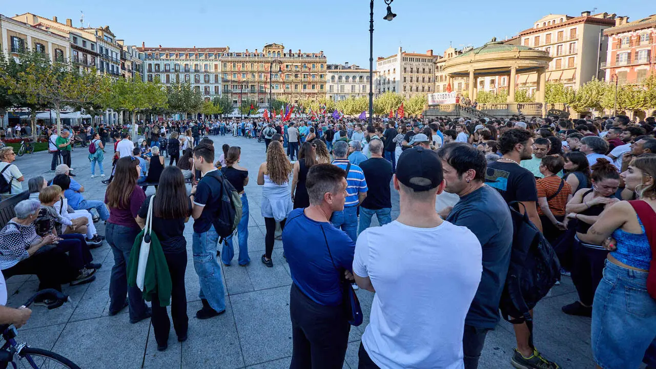 Concentraci&oacute;n de colectivos, sindicatos, movimientos juveniles y de pensionistas contra la visita del agitador de ultraderecha Vito Quiles a Pamplona. NAVARRA.COM