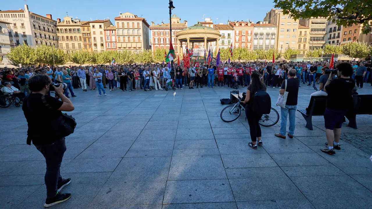 Concentraci&oacute;n de colectivos, sindicatos, movimientos juveniles y de pensionistas contra la visita del agitador de ultraderecha Vito Quiles a Pamplona. NAVARRA.COM