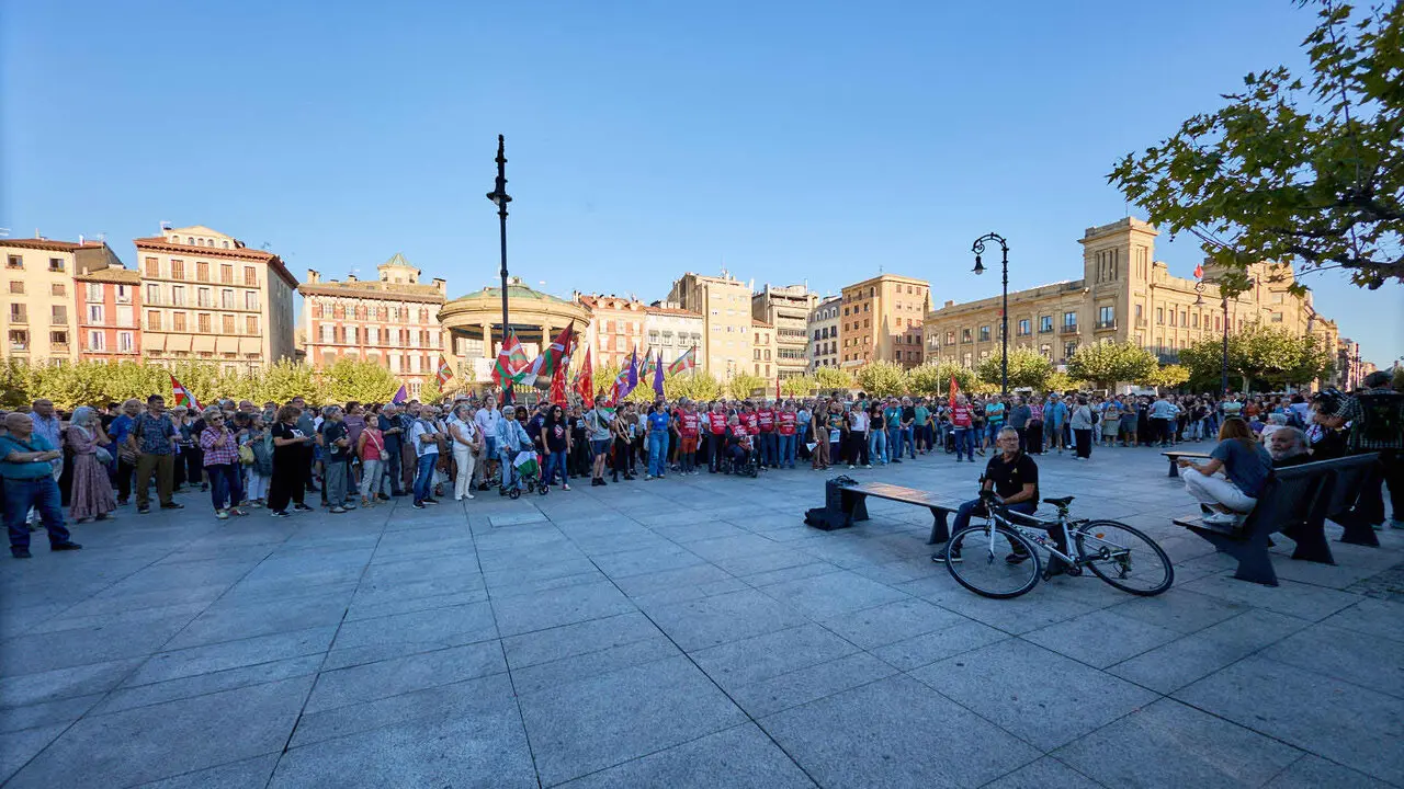 Concentraci&oacute;n de colectivos, sindicatos, movimientos juveniles y de pensionistas contra la visita del agitador de ultraderecha Vito Quiles a Pamplona. NAVARRA.COM