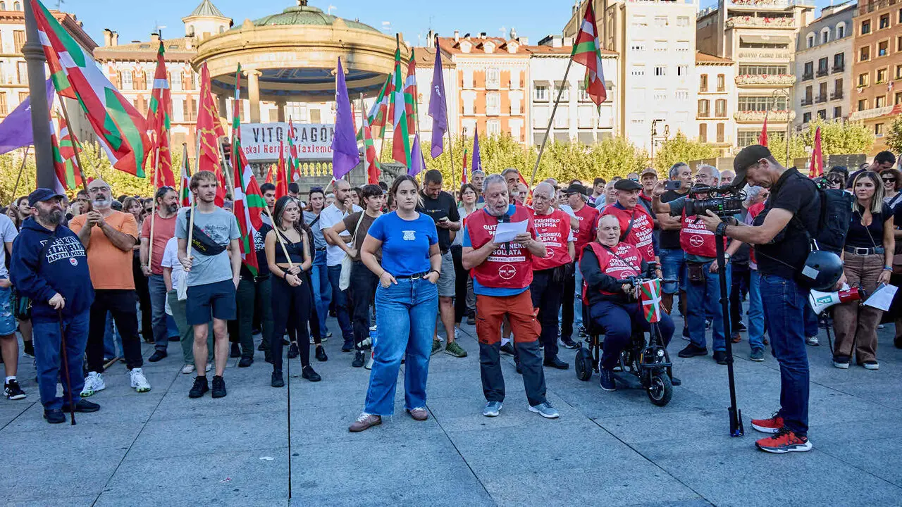 Concentraci&oacute;n de colectivos, sindicatos, movimientos juveniles y de pensionistas contra la visita del agitador de ultraderecha Vito Quiles a Pamplona. NAVARRA.COM