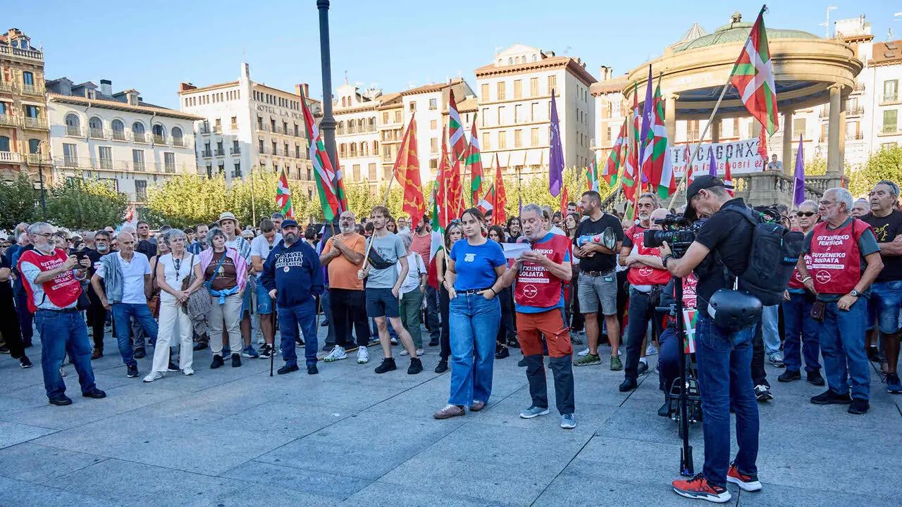 Concentraci&oacute;n de colectivos, sindicatos, movimientos juveniles y de pensionistas contra la visita del agitador de ultraderecha Vito Quiles a Pamplona. NAVARRA.COM