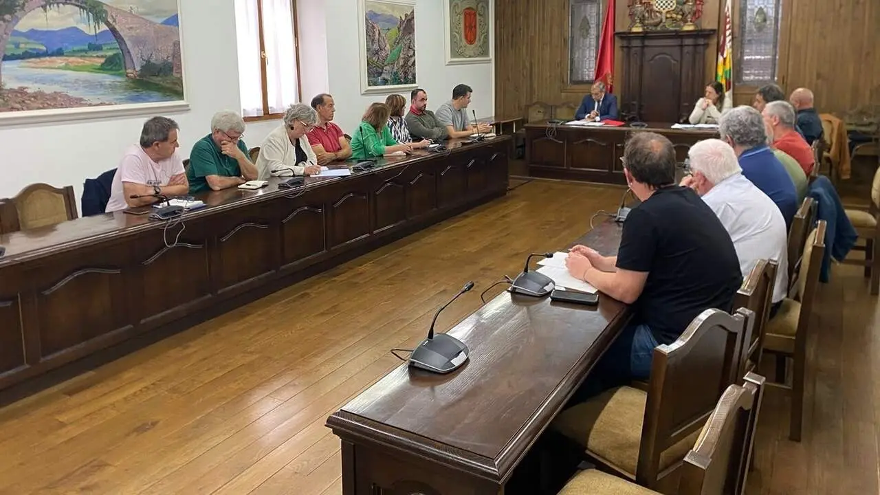El consejero Chivite con las y los representantes municipales. GOBIERNO DE NAVARRA