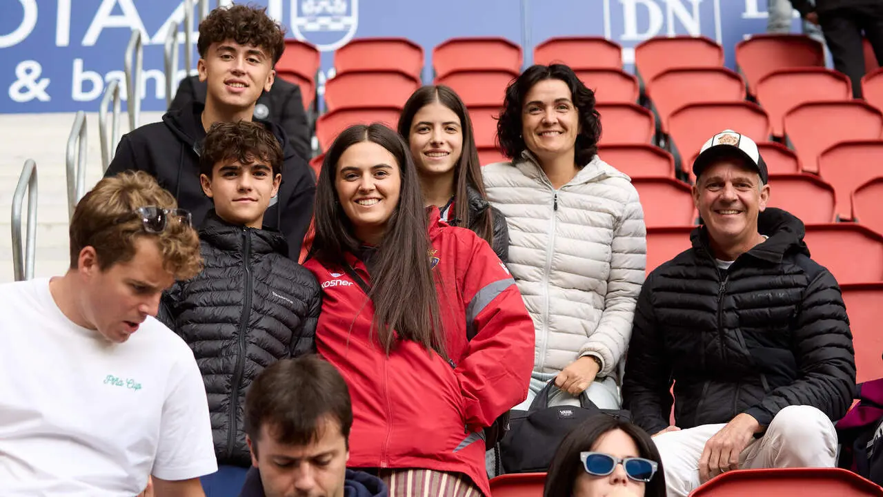 La grada de El Sadar durante el partido de LaLiga EA Sports entre CA Osasuna y Racing de Santander disputado en Pamplona. I&Ntilde;IGO ALZUGARAY