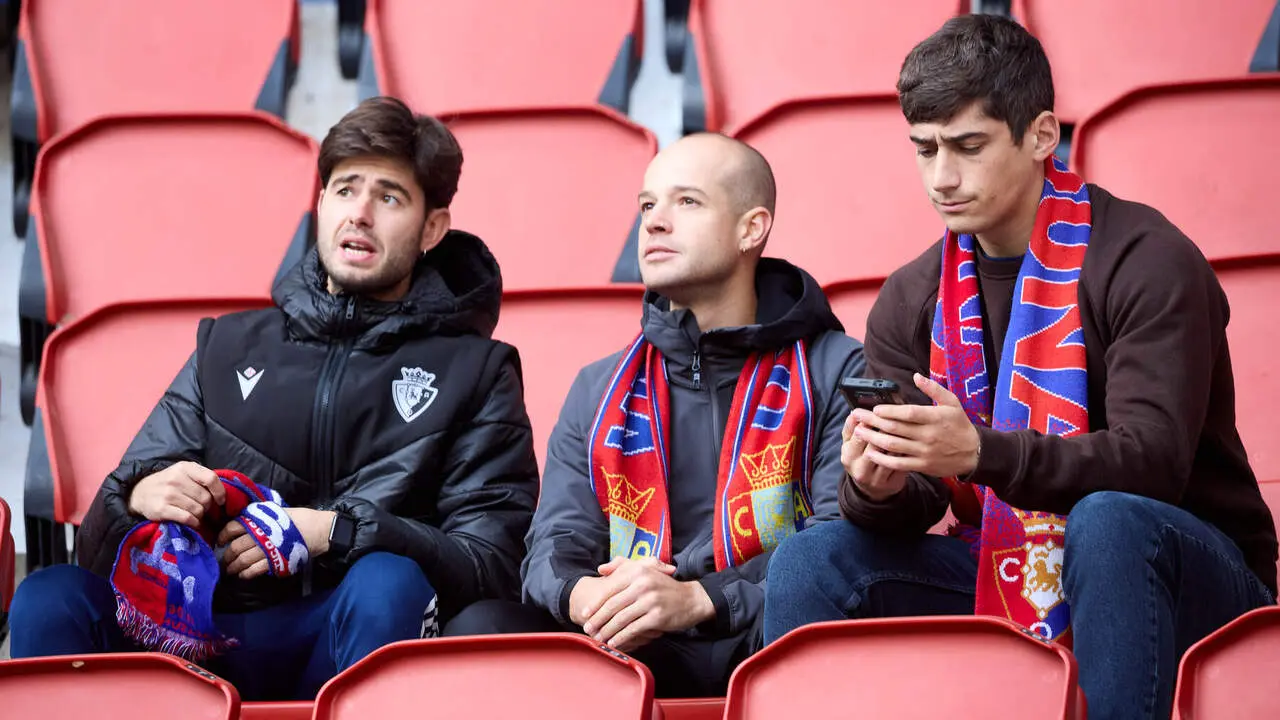 La grada de El Sadar durante el partido de LaLiga EA Sports entre CA Osasuna y Racing de Santander disputado en Pamplona. I&Ntilde;IGO ALZUGARAY