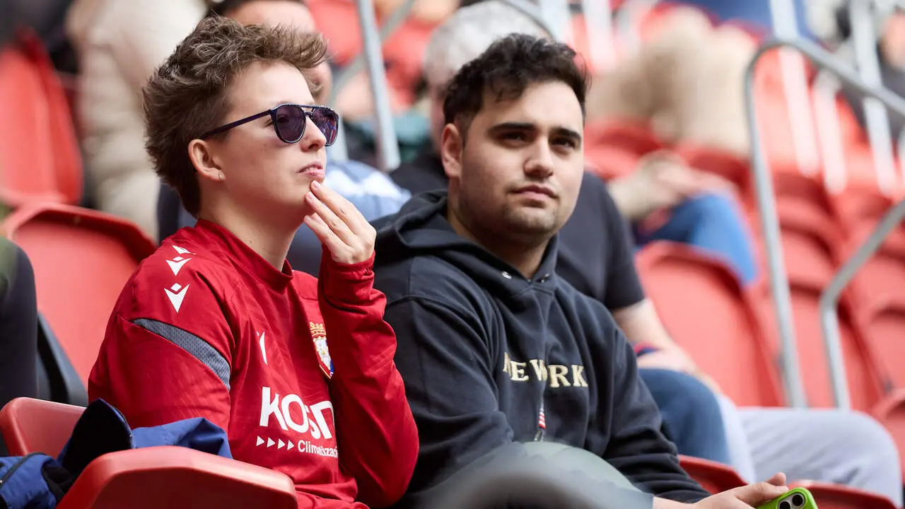 La grada de El Sadar durante el partido de LaLiga EA Sports entre CA Osasuna y Racing de Santander disputado en Pamplona. I&Ntilde;IGO ALZUGARAY