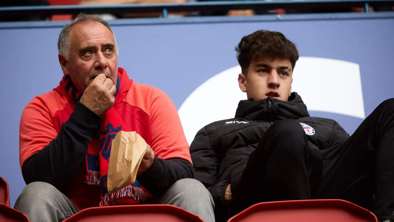 La grada de El Sadar durante el partido de LaLiga EA Sports entre CA Osasuna y Racing de Santander disputado en Pamplona. I&Ntilde;IGO ALZUGARAY