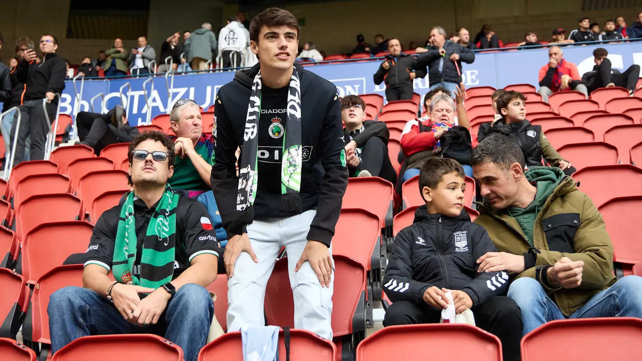 La grada de El Sadar durante el partido de LaLiga EA Sports entre CA Osasuna y Racing de Santander disputado en Pamplona. I&Ntilde;IGO ALZUGARAY
