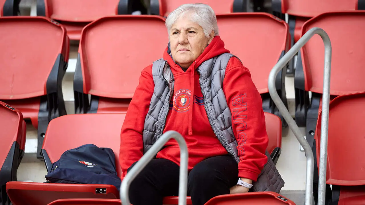 La grada de El Sadar durante el partido de LaLiga EA Sports entre CA Osasuna y Racing de Santander disputado en Pamplona. I&Ntilde;IGO ALZUGARAY