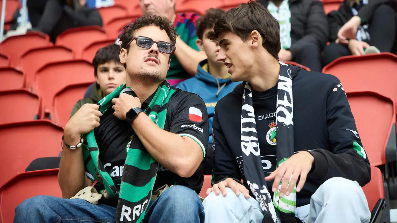 La grada de El Sadar durante el partido de LaLiga EA Sports entre CA Osasuna y Racing de Santander disputado en Pamplona. I&Ntilde;IGO ALZUGARAY