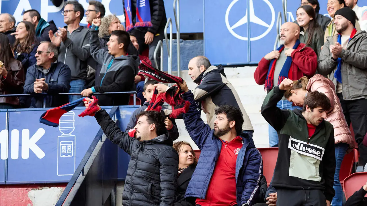 La grada de El Sadar durante el partido de LaLiga EA Sports entre CA Osasuna y Racing de Santander disputado en Pamplona. I&Ntilde;IGO ALZUGARAY