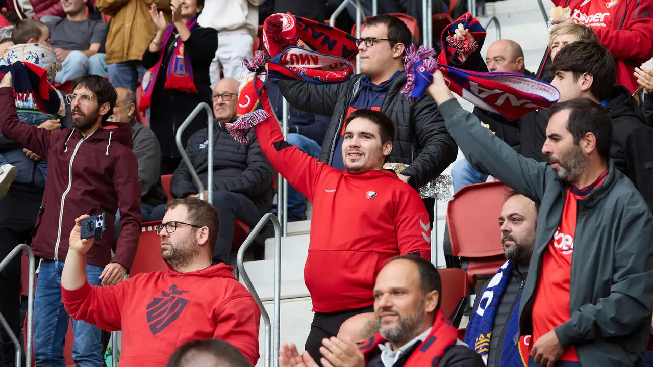 La grada de El Sadar durante el partido de LaLiga EA Sports entre CA Osasuna y Racing de Santander disputado en Pamplona. I&Ntilde;IGO ALZUGARAY