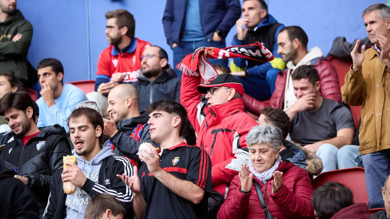 La grada de El Sadar durante el partido de LaLiga EA Sports entre CA Osasuna y Racing de Santander disputado en Pamplona. I&Ntilde;IGO ALZUGARAY