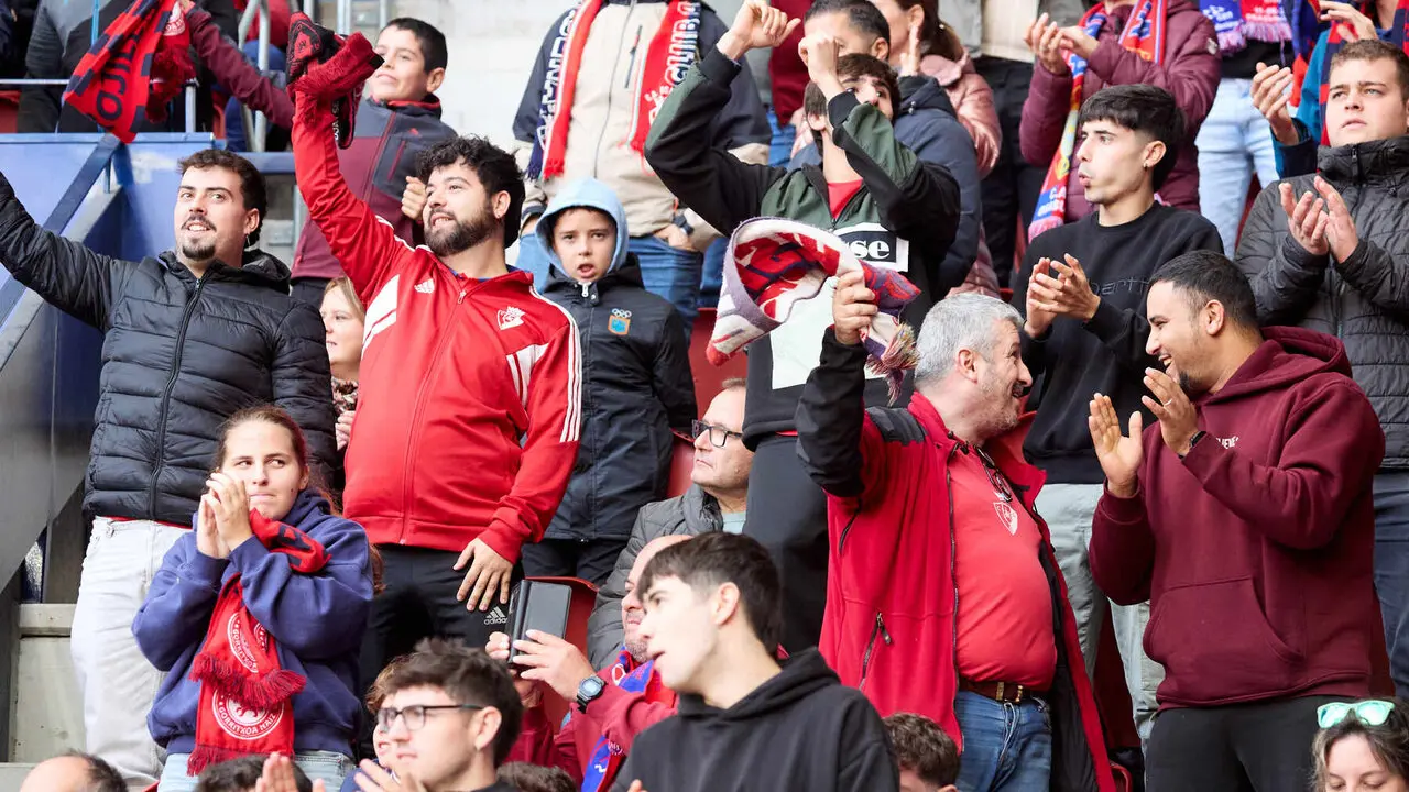 La grada de El Sadar durante el partido de LaLiga EA Sports entre CA Osasuna y Racing de Santander disputado en Pamplona. I&Ntilde;IGO ALZUGARAY