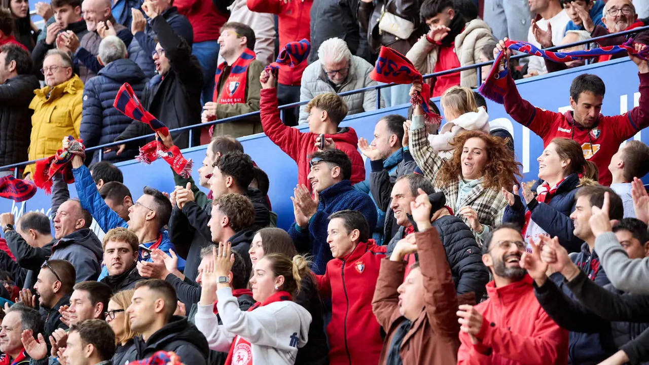 La grada de El Sadar durante el partido de LaLiga EA Sports entre CA Osasuna y Racing de Santander disputado en Pamplona. I&Ntilde;IGO ALZUGARAY