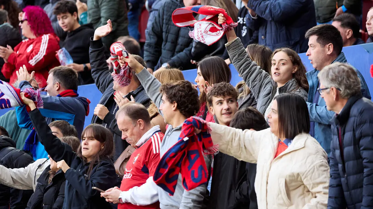 La grada de El Sadar durante el partido de LaLiga EA Sports entre CA Osasuna y Racing de Santander disputado en Pamplona. I&Ntilde;IGO ALZUGARAY
