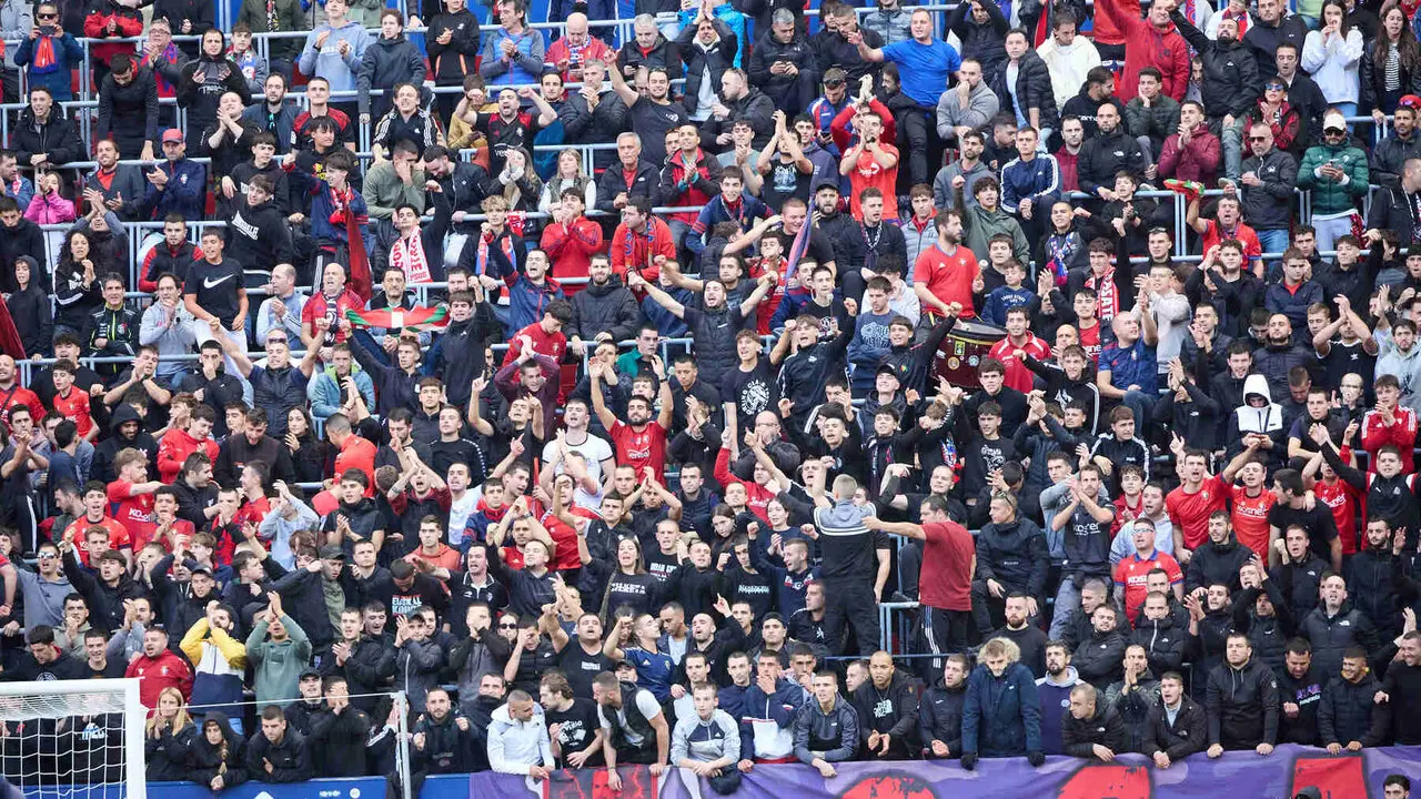 La grada de El Sadar durante el partido de LaLiga EA Sports entre CA Osasuna y Racing de Santander disputado en Pamplona. I&Ntilde;IGO ALZUGARAY