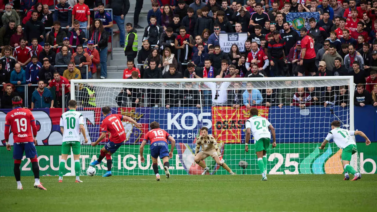 Ante Budimir (17. OSA) remata y marca gol (1-0) durante el partido de f&uacute;tbol de LaLiga EA Sports entre CA Osasuna y Racing de Santander disputado en el estadio El Sadar de Pamplona I&Ntilde;IGO ALZUGARAY