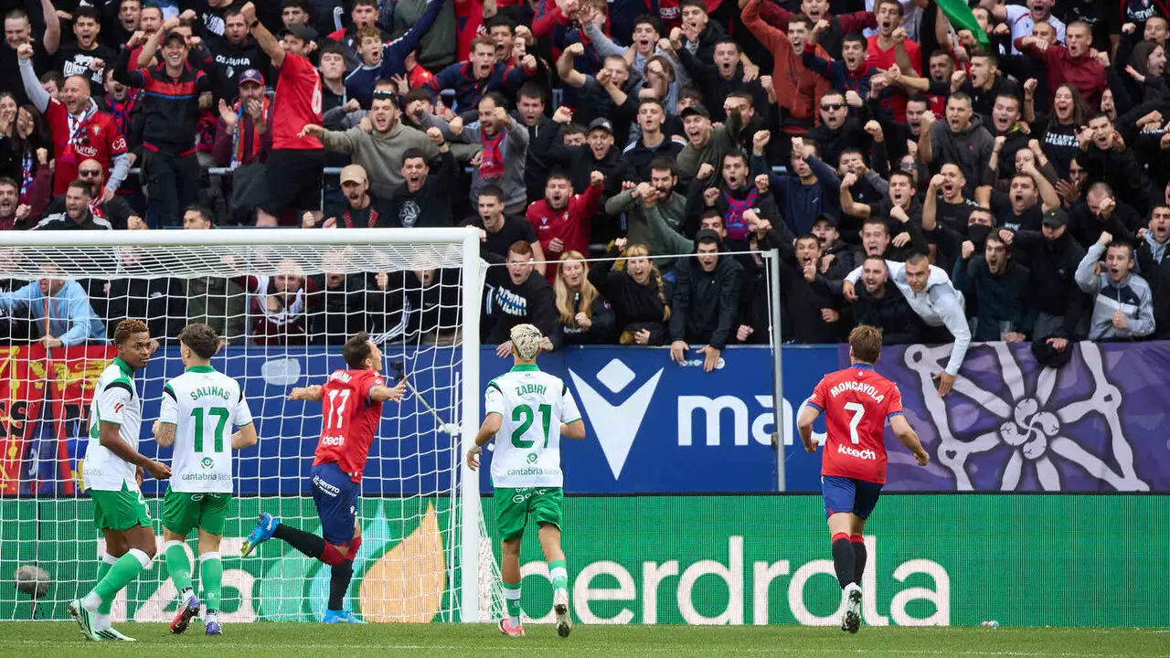 Ante Budimir (17. OSA) celebra el gol que ha marcado para CA Osasuna (1-0) durante el partido de f&uacute;tbol de LaLiga EA Sports entre CA Osasuna y Racing de Santander disputado en el estadio El Sadar de Pamplona I&Ntilde;IGO ALZUGARAY