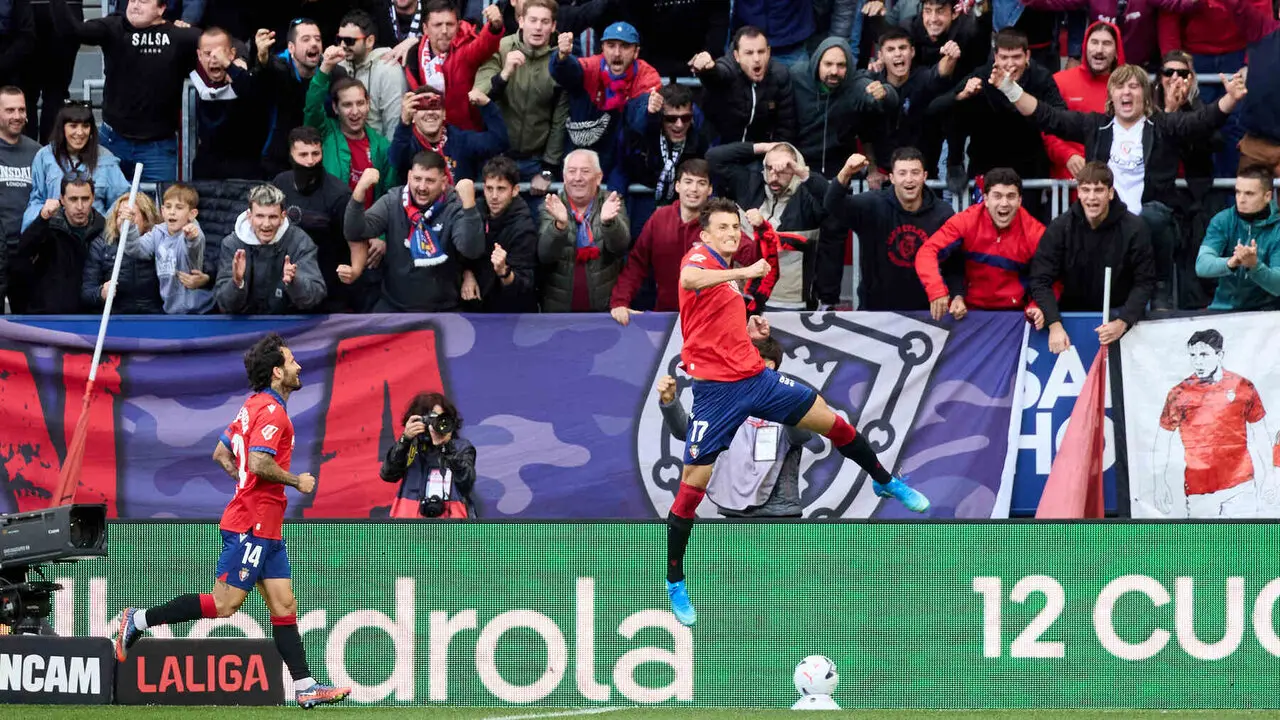 Ante Budimir (17. OSA) y Rub&eacute;n Garc&iacute;a (14. OSA) celebran el gol de Ante Budimir (17. OSA) para CA Osasuna (1-0) durante el partido de f&uacute;tbol de LaLiga EA Sports entre CA Osasuna y Racing de Santander disputado en el estadio El Sadar de Pamplona I&Ntilde;IGO ALZUGARAY