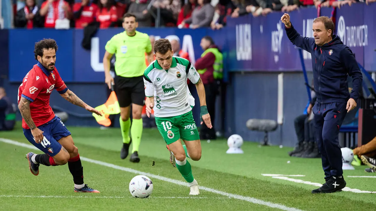 Rub&eacute;n Garc&iacute;a (14. OSA) y I&ntilde;igo Vicente (10. RAC) disputan el bal&oacute;n durante el partido de f&uacute;tbol de LaLiga EA Sports entre CA Osasuna y Racing de Santander disputado en el estadio El Sadar de Pamplona En la imagen tambi&eacute;n aparece Jagoba Arrasate (Entrenador. OSA). I&Ntilde;IGO ALZUGARAY