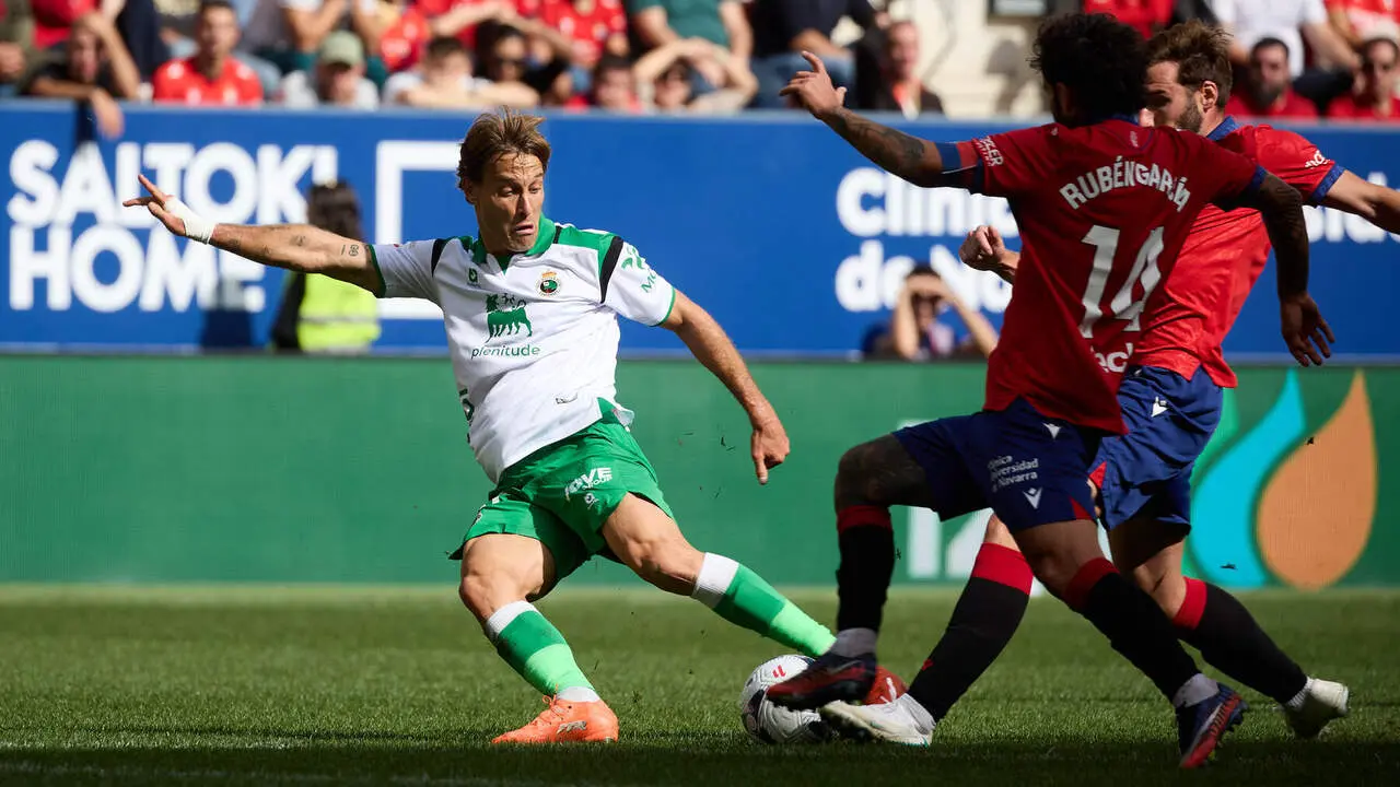 Sergio Canales (20. RAC) remata a porter&iacute;a ante la oposici&oacute;n de Rub&eacute;n Garc&iacute;a (14. OSA) y Jon Moncayola (7. OSA) durante el partido de f&uacute;tbol de LaLiga EA Sports entre CA Osasuna y Racing de Santander disputado en el estadio El Sadar de Pamplona I&Ntilde;IGO ALZUGARAY