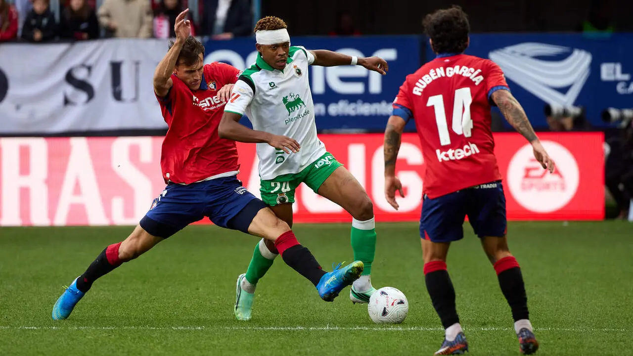 Ante Budimir (17. OSA) y Jeanu&euml;l Belocian (24. RAC) disputan el bal&oacute;n durante el partido de f&uacute;tbol de LaLiga EA Sports entre CA Osasuna y Racing de Santander disputado en el estadio El Sadar de Pamplona En la imagen tambi&eacute;n aparece Rub&eacute;n Garc&iacute;a (14. OSA). I&Ntilde;IGO ALZUGARAY