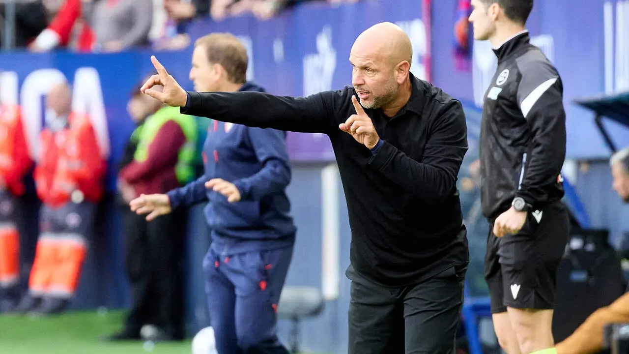 Jos&eacute; Alberto L&oacute;pez (Entrenador. RAC) en acci&oacute;n durante el partido de f&uacute;tbol de LaLiga EA Sports entre CA Osasuna y Racing de Santander disputado en el estadio El Sadar de Pamplona I&Ntilde;IGO ALZUGARAY
