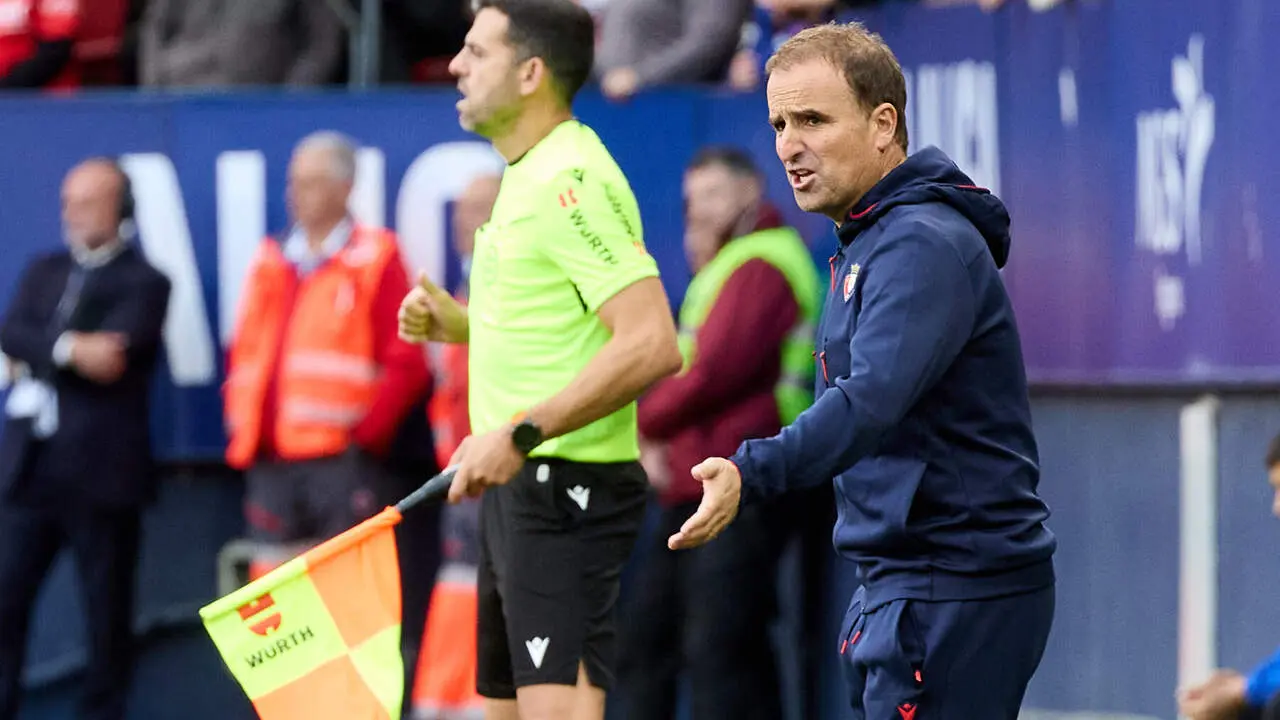 Jagoba Arrasate (Entrenador. OSA) en acci&oacute;n durante el partido de f&uacute;tbol de LaLiga EA Sports entre CA Osasuna y Racing de Santander disputado en el estadio El Sadar de Pamplona I&Ntilde;IGO ALZUGARAY