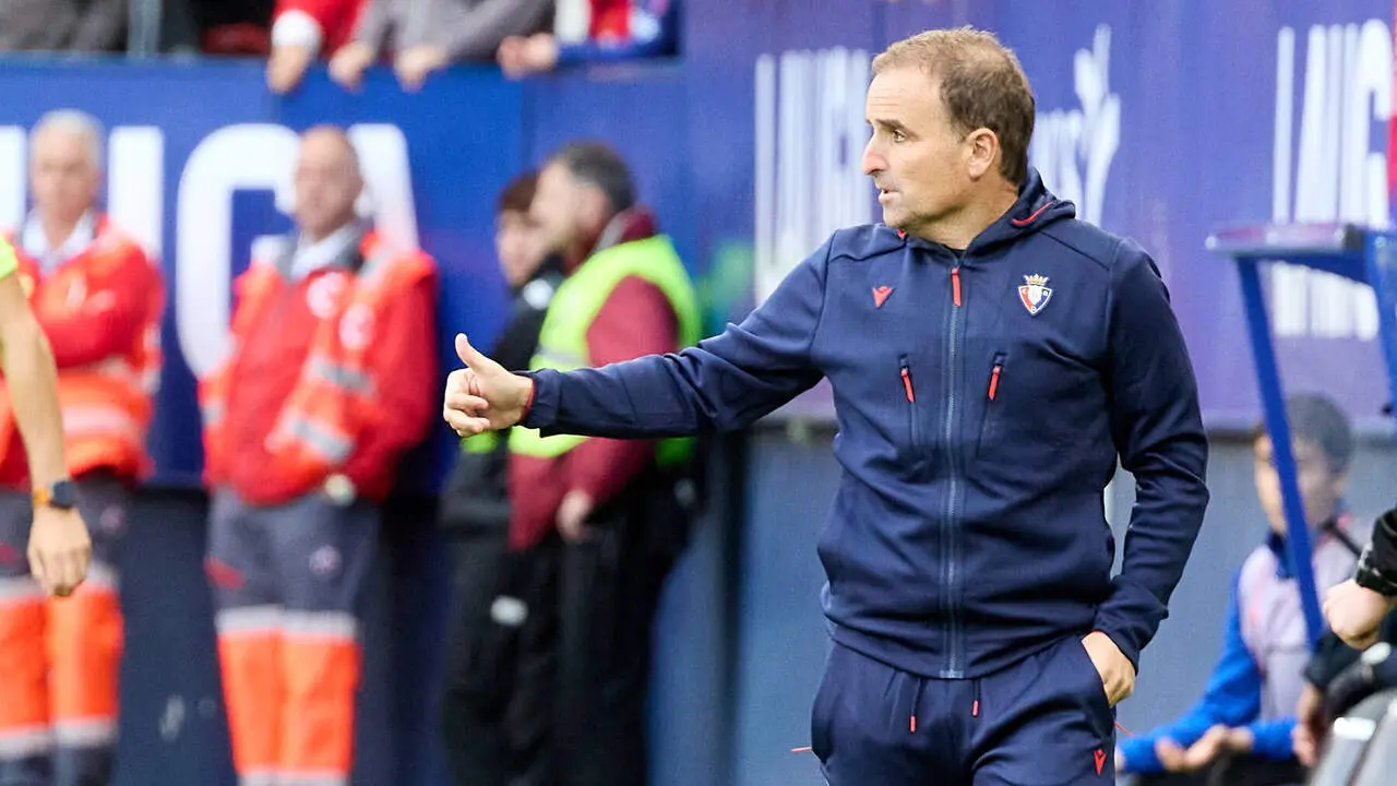 Jagoba Arrasate (Entrenador. OSA) en acci&oacute;n durante el partido de f&uacute;tbol de LaLiga EA Sports entre CA Osasuna y Racing de Santander disputado en el estadio El Sadar de Pamplona I&Ntilde;IGO ALZUGARAY