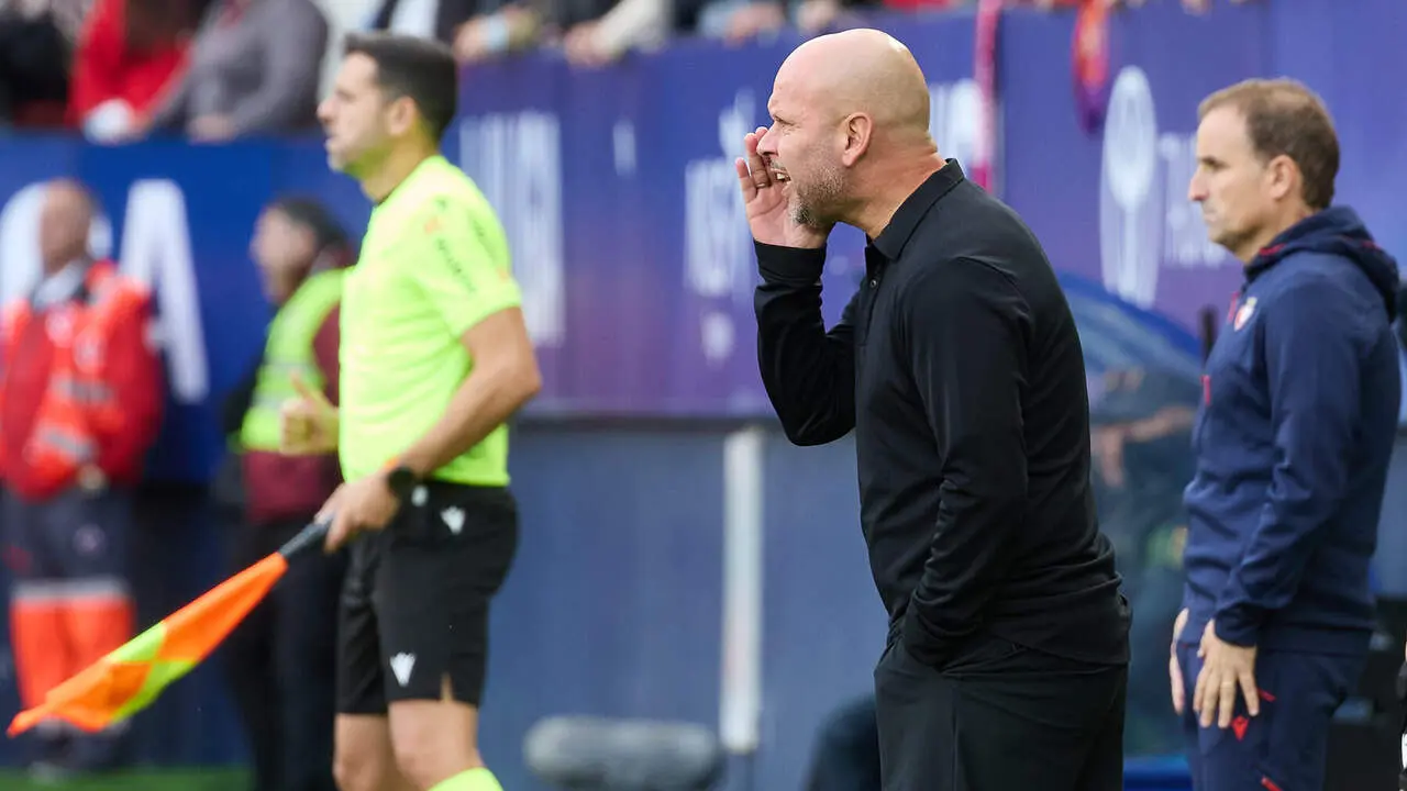 Jos&eacute; Alberto L&oacute;pez (Entrenador. RAC) en acci&oacute;n durante el partido de f&uacute;tbol de LaLiga EA Sports entre CA Osasuna y Racing de Santander disputado en el estadio El Sadar de Pamplona I&Ntilde;IGO ALZUGARAY