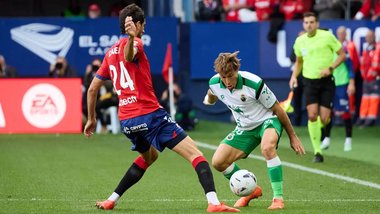 Alejandro Catena (24. OSA) y Sergio Canales (20. RAC) disputan el bal&oacute;n durante el partido de f&uacute;tbol de LaLiga EA Sports entre CA Osasuna y Racing de Santander disputado en el estadio El Sadar de Pamplona I&Ntilde;IGO ALZUGARAY