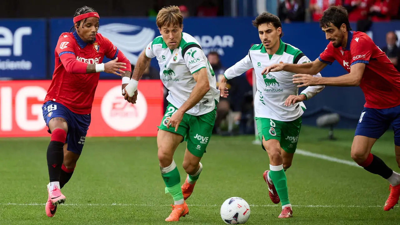 Valentin Rosier (19. OSA), Sergio Canales (20. RAC), Andr&eacute; Almeida (8. RAC) y Alejandro Catena (24. OSA) disputan el bal&oacute;n durante el partido de f&uacute;tbol de LaLiga EA Sports entre CA Osasuna y Racing de Santander disputado en el estadio El Sadar de Pamplona I&Ntilde;IGO ALZUGARAY