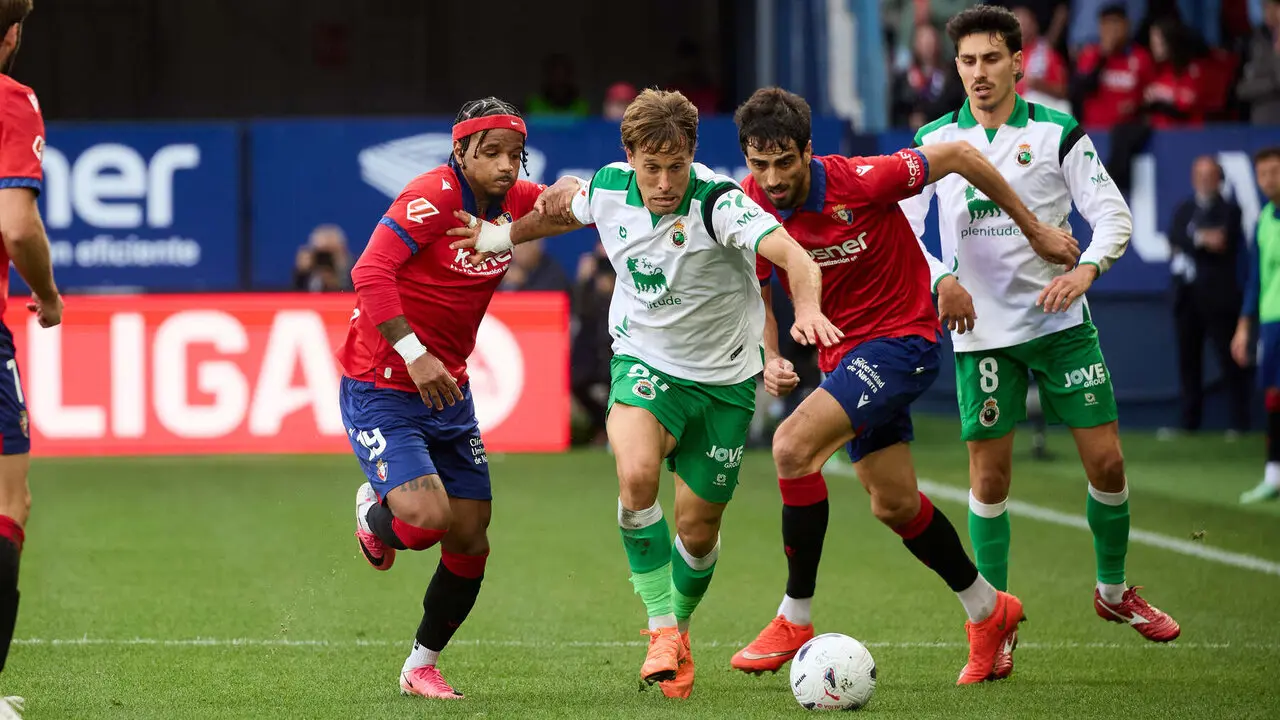 Valentin Rosier (19. OSA), Sergio Canales (20. RAC) y Alejandro Catena (24. OSA) disputan el bal&oacute;n durante el partido de f&uacute;tbol de LaLiga EA Sports entre CA Osasuna y Racing de Santander disputado en el estadio El Sadar de Pamplona En la imagen tambi&eacute;n aparece Andr&eacute; Almeida (8. RAC). I&Ntilde;IGO ALZUGARAY
