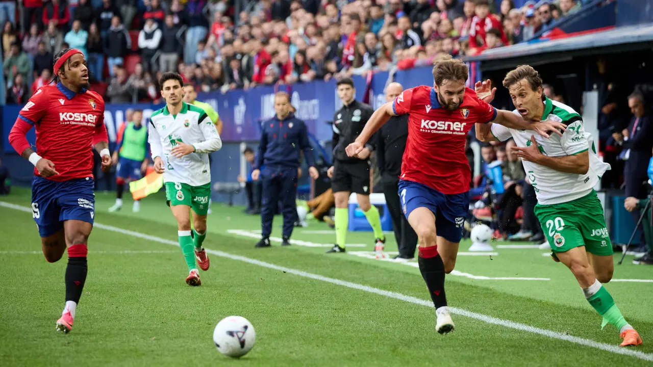 Jon Moncayola (7. OSA) y Sergio Canales (20. RAC) disputan el bal&oacute;n durante el partido de f&uacute;tbol de LaLiga EA Sports entre CA Osasuna y Racing de Santander disputado en el estadio El Sadar de Pamplona En la imagen tambi&eacute;n aparecen Valentin Rosier (19. OSA) y Andr&eacute; Almeida (8. RAC). I&Ntilde;IGO ALZUGARAY