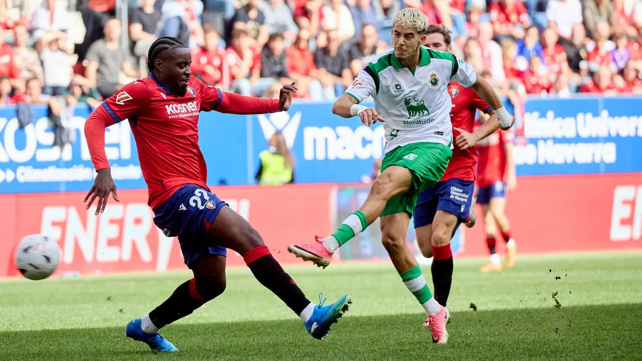 Yassir Zabiri (21. RAC) (Dcha) remata a porter&iacute;a ante la oposici&oacute;n de Enzo Boyomo (22. OSA) (Izda) durante el partido de f&uacute;tbol de LaLiga EA Sports entre CA Osasuna y Racing de Santander disputado en el estadio El Sadar de Pamplona I&Ntilde;IGO ALZUGARAY