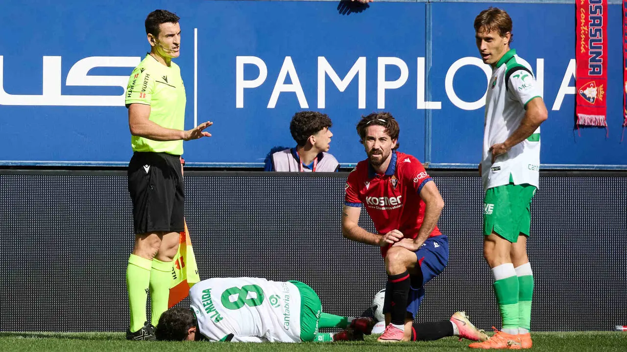 Juan Mart&iacute;nez (&Aacute;rbitro), Andr&eacute; Almeida (8. RAC), Moi G&oacute;mez (16. OSA) y Sergio Canales (20. RAC) durante el partido de f&uacute;tbol de LaLiga EA Sports entre CA Osasuna y Racing de Santander disputado en el estadio El Sadar de Pamplona I&Ntilde;IGO ALZUGARAY