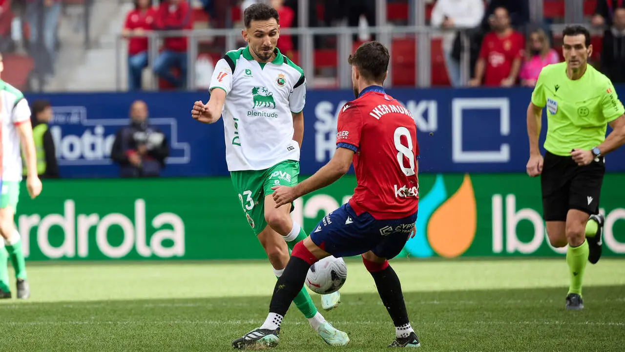 Iv&aacute;n Mart&iacute;n (23. RAC) y Iker Mu&ntilde;oz (8. OSA) disputan el bal&oacute;n durante el partido de f&uacute;tbol de LaLiga EA Sports entre CA Osasuna y Racing de Santander disputado en el estadio El Sadar de Pamplona I&Ntilde;IGO ALZUGARAY