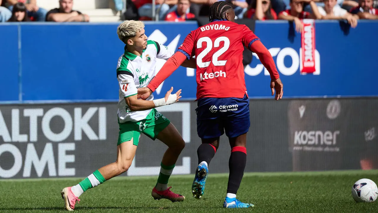 Yassir Zabiri (21. RAC) y Enzo Boyomo (22. OSA) disputan el bal&oacute;n durante el partido de f&uacute;tbol de LaLiga EA Sports entre CA Osasuna y Racing de Santander disputado en el estadio El Sadar de Pamplona I&Ntilde;IGO ALZUGARAY