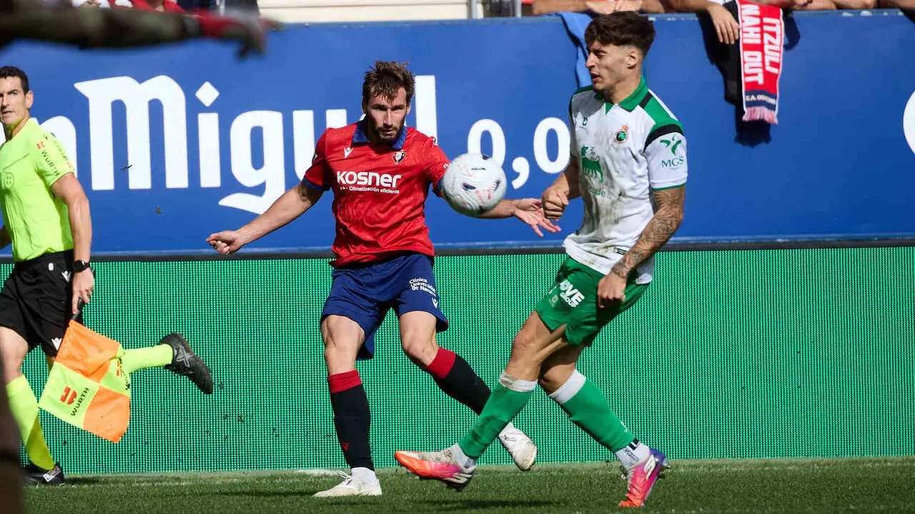 Jon Moncayola (7. OSA) centra el bal&oacute;n ante Jorge Salinas (17. RAC) durante el partido de f&uacute;tbol de LaLiga EA Sports entre CA Osasuna y Racing de Santander disputado en el estadio El Sadar de Pamplona I&Ntilde;IGO ALZUGARAY