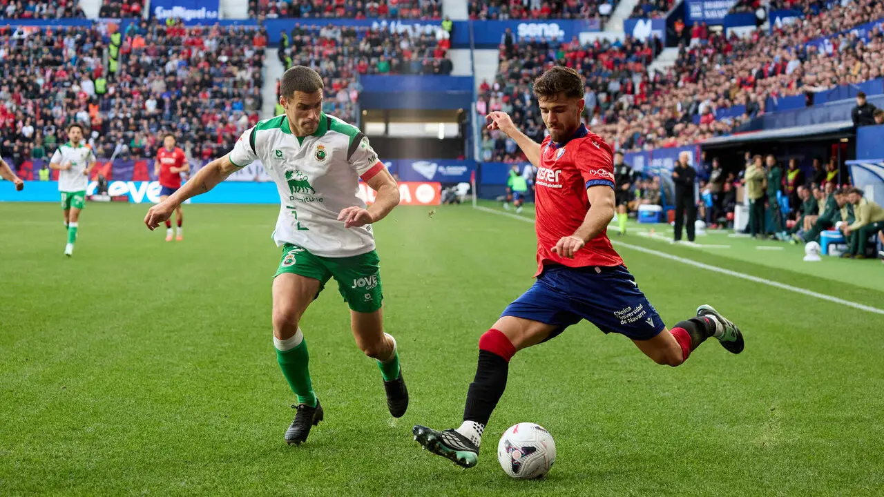Iker Mu&ntilde;oz (8. OSA) (Dcha) centra el bal&oacute;n ante &Aacute;lvaro Mantilla (2. RAC) (Izda) durante el partido de f&uacute;tbol de LaLiga EA Sports entre CA Osasuna y Racing de Santander disputado en el estadio El Sadar de Pamplona I&Ntilde;IGO ALZUGARAY