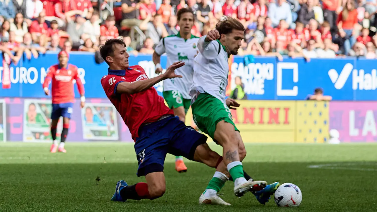 Ante Budimir (17. OSA) realiza una entrada a Pablo Ram&oacute;n (5. RAC) durante el partido de f&uacute;tbol de LaLiga EA Sports entre CA Osasuna y Racing de Santander disputado en el estadio El Sadar de Pamplona I&Ntilde;IGO ALZUGARAY